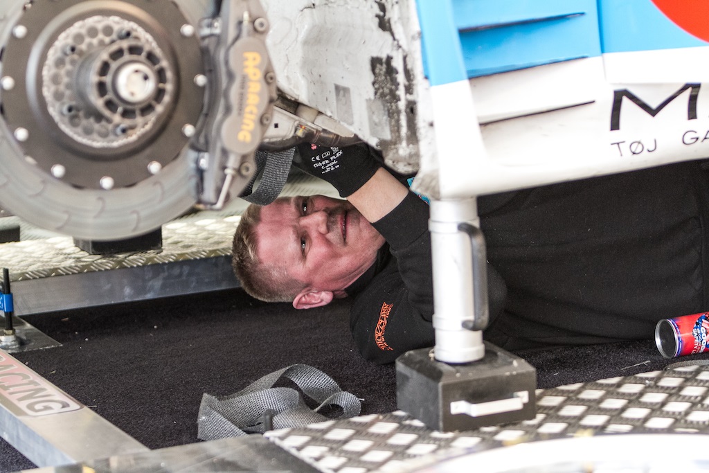 Mekanikerne kom på hårdt arbejde hos CS Racing
(Foto: Gripping Media)